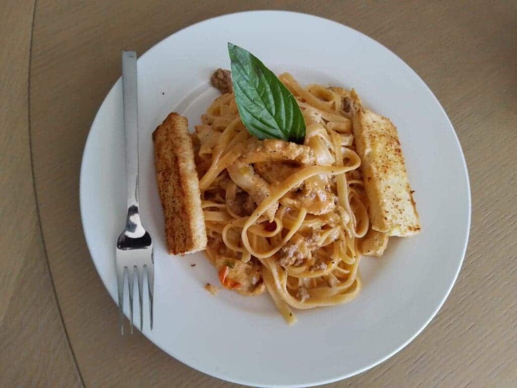 Creamy-Fettuccine-Pasta-with-Garlic-Bread-and-Basil-Garnish